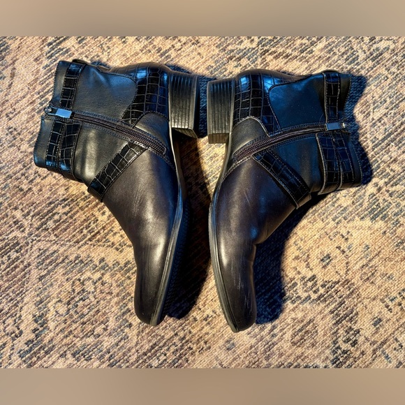 ⭐️Trotters Black MIKA Leather Ankle Boots⭐️ - Picture 3 of 13